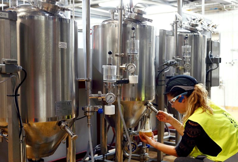 &copy; Reuters. FILE PHOTO: A worker checks beer quality at Anheuser-Busch InBev brewery in Leuven, Belgium November 25, 2019. REUTERS/Francois Lenoir/File Photo