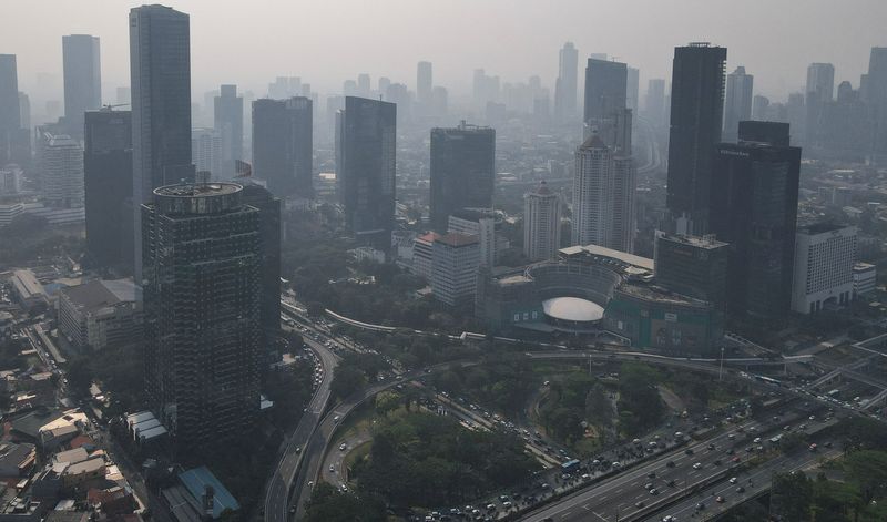 &copy; Reuters. 　２月２８日夜、インドネシアのアイルランガ経済担当調整相は、経済協力開発機構（ＯＥＣＤ）への加盟を２─３年以内に完了させることを目指していると述べた。写真は昨年８月、ジャ