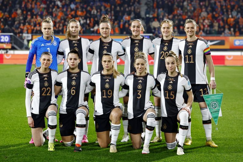 &copy; Reuters. لاعبات من المنتخب النسائي الألماني لكرة القدم يقفن لالتقاط صورة لهن قبل المباراة أمام هولندا في دوري الأمم الأوروبية للكرة النسائية بمدينة