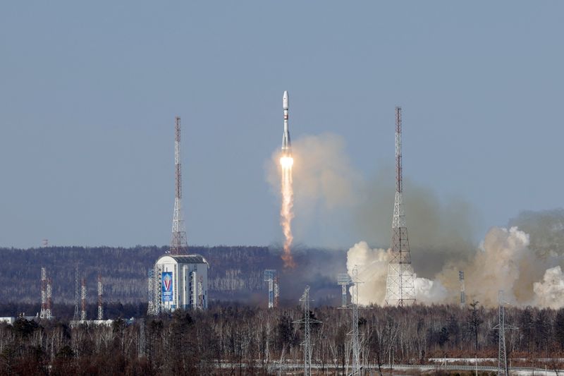 &copy; Reuters. صاروخ سويوز ويحمل على متنه مركبة فضاء و18 قمرا صناعيا صغيرا من روسيا ودول أخرى ينطلق من قاعدة فوستوشني الفضائية في منطقة أمور بأقصى شرق روسيا