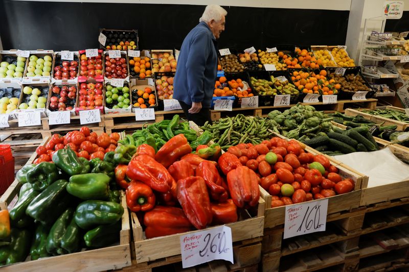 &copy; Reuters. Un cliente cammina tra frutta e verdura esposte in cassette in un negozio di frutta, a Ronda, Spagna, 27 dicembre 2022. REUTERS/Jon Nazca