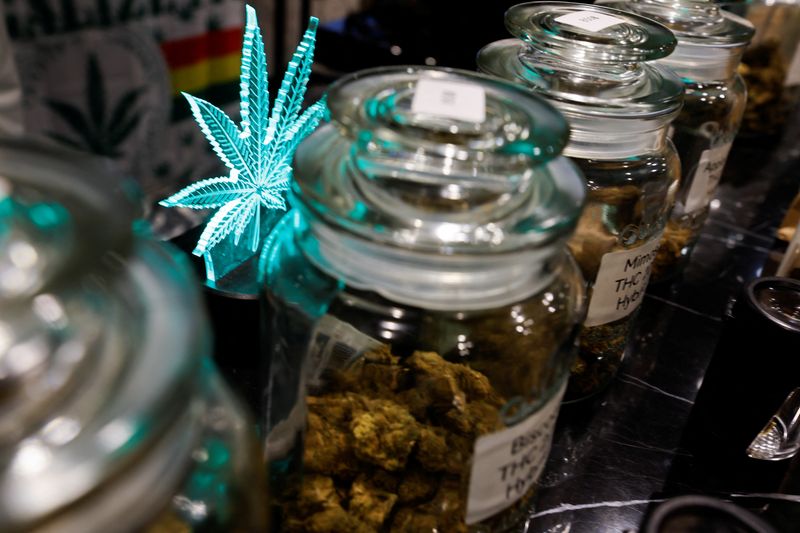 © Reuters. Jars containing marijuana at a cannabis shop in Bangkok, November 17, 2022. REUTERS/Jorge Silva/File Photo