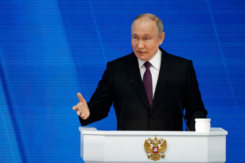 &copy; Reuters. الرئيس الروسي فلاديمير بوتين يلقي الخطاب السنوي أمام البرلمان الروسي في موسكو يوم الأربعاء. تصوير: يفجينيا نوفوجينينا - رويترز