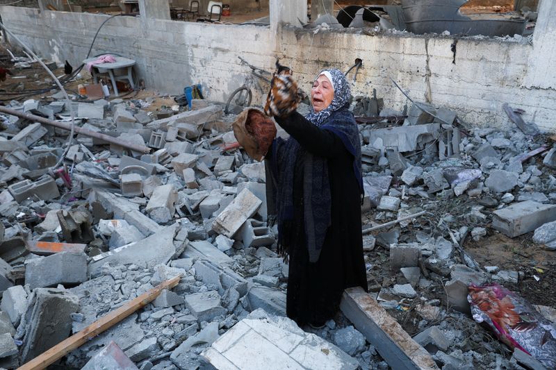 &copy; Reuters. FILE PHOTO: A Palestinian woman stands amidst rubble at the site of an Israeli strike amid the ongoing conflict between Israel and Palestinian Islamist group Hamas, in Rafah in the southern Gaza Strip February 3, 2024. REUTERS/Ibraheem Abu Mustafa/File Ph