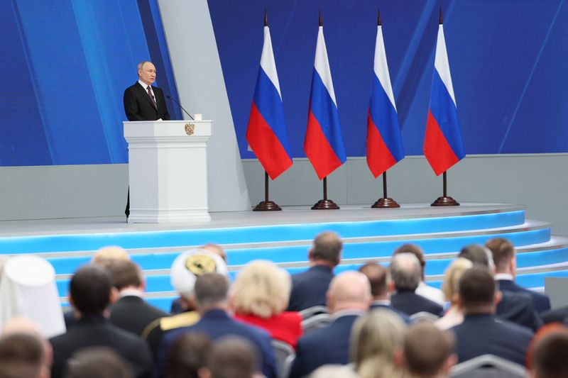 &copy; Reuters. الرئيس الروسي فلاديمير بوتين يلقي خطابه السنوى أمام البرلمان في موسكو يوم الخميس. حصلت رويترز على الصورة من وكالة سبوتنيك للأنباء.