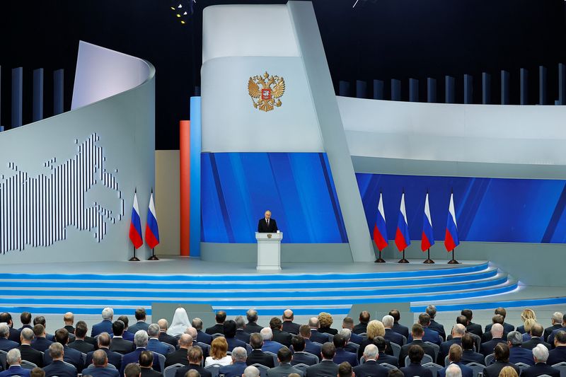 © Reuters. الرئيس الروسي فلاديمير بوتين يلقي خطابه السنوي أمام البرلمان في موسكو يوم الخميس. تصوير: يفجينيا نوفوجينينا - رويترز
