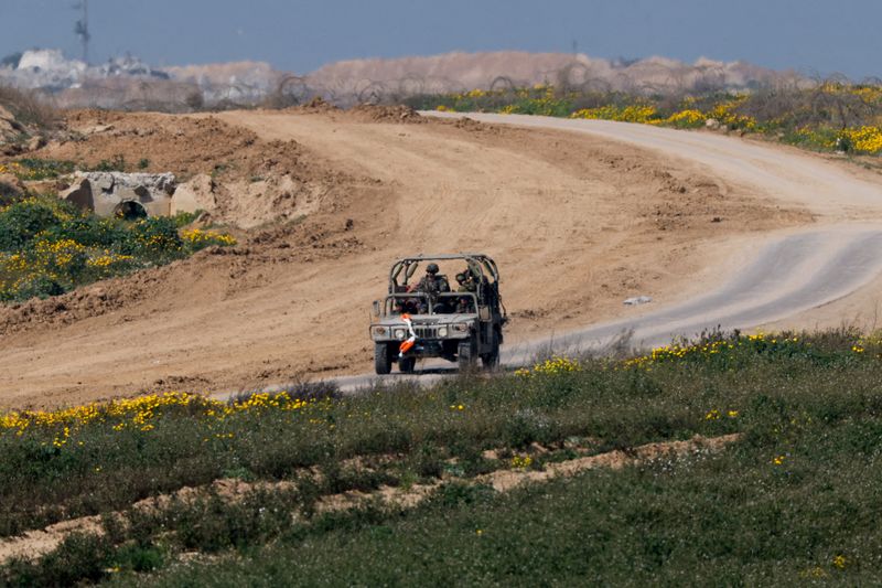 &copy; Reuters. مركبة عسكرية تناور بالقرب من الحدود بين إسرائيل وغزة كما شوهدت في إسرائيل يوم الخميس. تصوير: أمير كوهين - رويترز