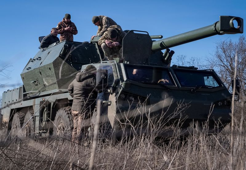 &copy; Reuters. Des militaires ukrainiens de la 56e brigade d'infanterie motorisée Separate se préparent à tirer un obusier automoteur Dana de fabrication tchèque en direction des troupes russes, dans le cadre de l'attaque russe contre l'Ukraine, près de la ville de