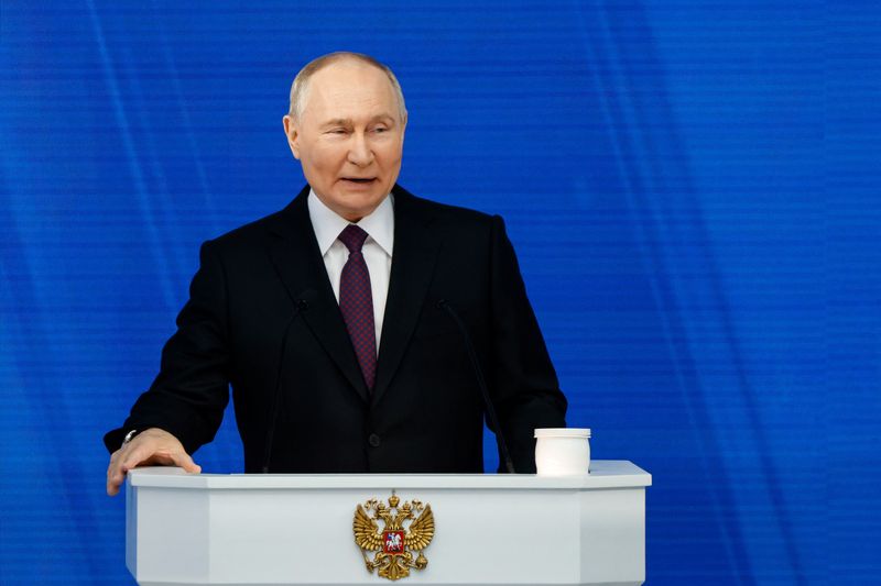 Putin: rischio guerra nucleare, Mosca può colpire obiettivi in Occidente