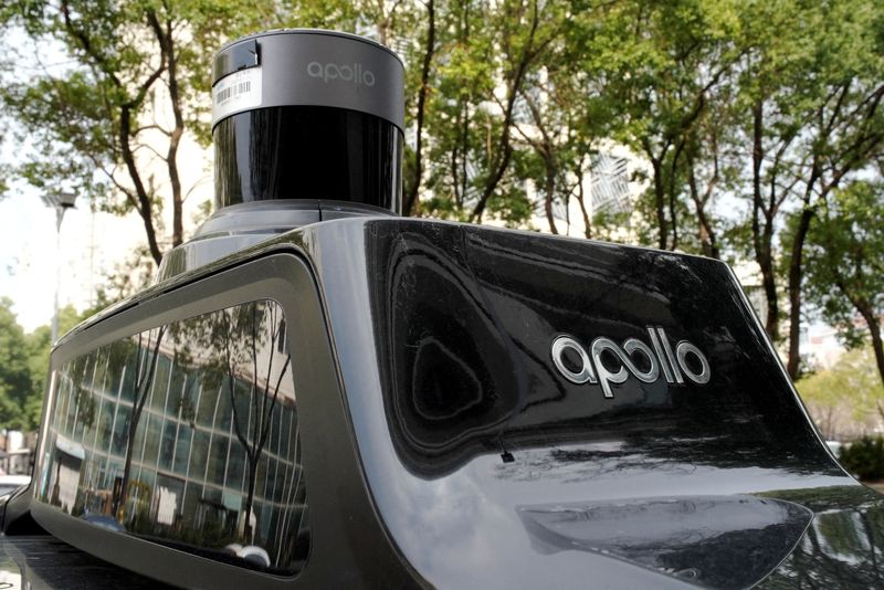 &copy; Reuters. Il logo Apollo è visibile su un'auto del servizio di robotaxi senza conducente Apollo Go di Baidu, a Wuhan, nella provincia di Hubei, in Cina, il 24 febbraio 2023. REUTERS/Josh Arslan/Foto d'archivio
