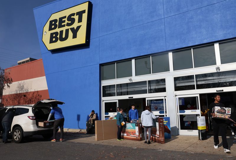 &copy; Reuters. FILE PHOTO: People load up their newly purchased items from Best Buy on Black Friday in Wheaton-Glenmont, Maryland, U.S., November 24, 2023. REUTERS/Leah Millis/File Photo