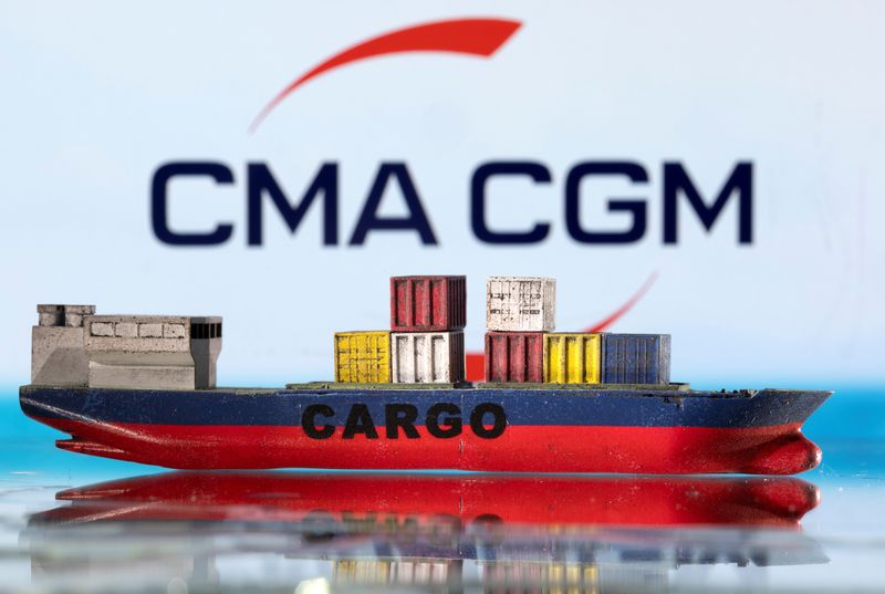 &copy; Reuters. Un modèle de bateau cargo est photographié devant le logo de CMA CGM. /Illustration du 3 mars 2022/REUTERS/Dado Ruvic 