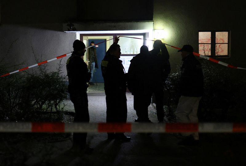&copy; Reuters. German police officers guard the entrance of a building where Daniela Klette, a 65-year-old alleged member of Germany's notorious Red Army Faction (RAF) militant group, has been arrested after decades on the run from armed robbery and attempted murder cha