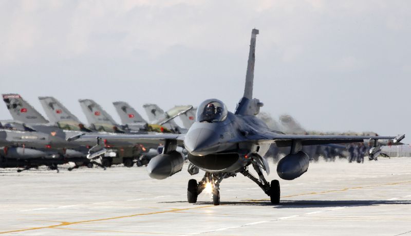 © Reuters. طائرات مقاتلة من طراز إف-16 تابعة للقوات الجوية التركية في قاعدة جوية بتركيا في صورة من أرشيف رويترز.
