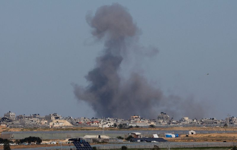 &copy; Reuters. De la fumée s'élève lors d'une opération terrestre israélienne à Khan Younis, dans le cadre du conflit actuel entre Israël et le groupe islamiste palestinien Hamas, vue d'un camp de tentes abritant des Palestiniens déplacés à Rafah, dans le sud 