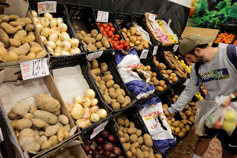 &copy; Reuters. FOTO DE ARCHIVO. Un cliente compra patatas en una frutería, en Ronda, Andalucía, España. 27 de diciembre de 2022. REUTERS/Jon Nazca