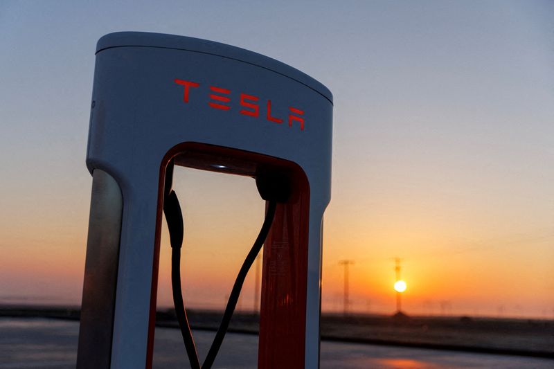&copy; Reuters. FILE PHOTO: A Tesla supercharging station is seen in the early morning sun, in Kettleman City, California, U.S., January 25, 2023.  REUTERS/Mike Blake/File Photo