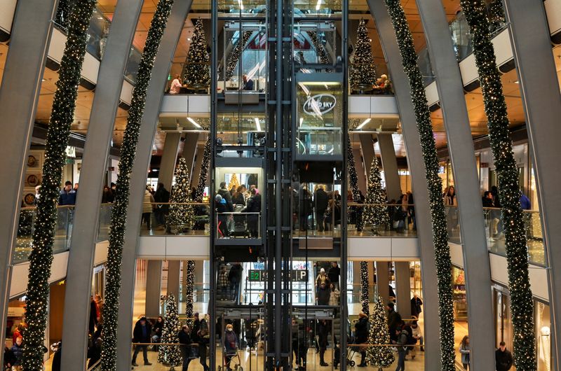 &copy; Reuters. Acquisti di Natale durante il secondo fine settimana dell'Avvento, ad Amburgo, Germania, 3 dicembre 2022. REUTERS/Fabian Bimmer