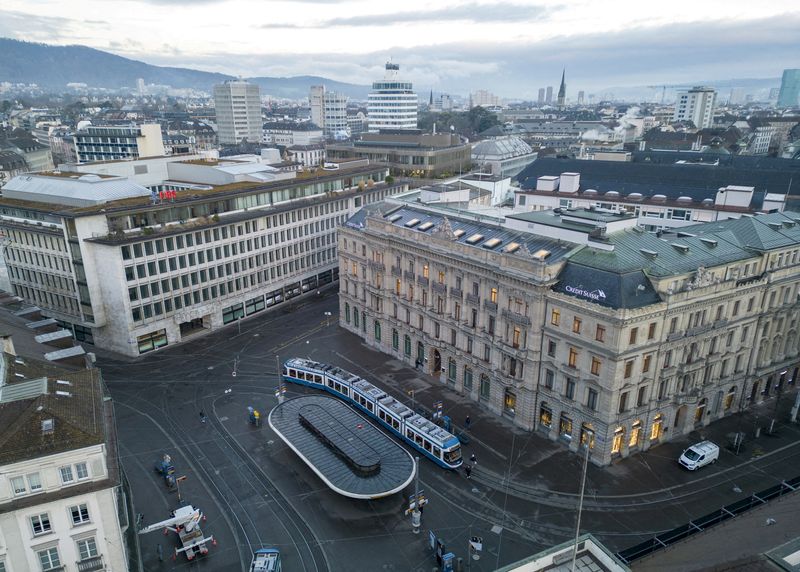 © Reuters. FILE PHOTO: Buildings of Swiss banks UBS and Credit Suisse are seen on the Paradeplatz in Zurich, Switzerland March 20, 2023. REUTERS/Denis Balibouse/File Photo