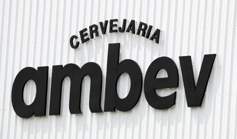 &copy; Reuters. FOTO ARCHIVO: El logotipo de AmBev (Companhia de Bebidas das Americas) aparece en su unidad en Fortaleza, Brasil. 10 de enero de 2019. REUTERS/Paulo Whitaker/Archivo