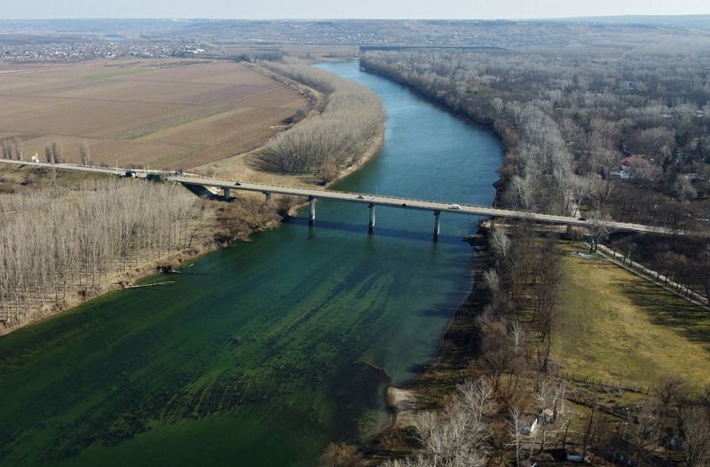 &copy; Reuters. Una veduta aerea del ponte sul fiume Dnestr che conduce alla regione separatista della Transnistria, vicino alla città di Vadul lui Voda, in Moldavia, 1 marzo 2023. REUTERS/Fedja Grulovic/File Photo