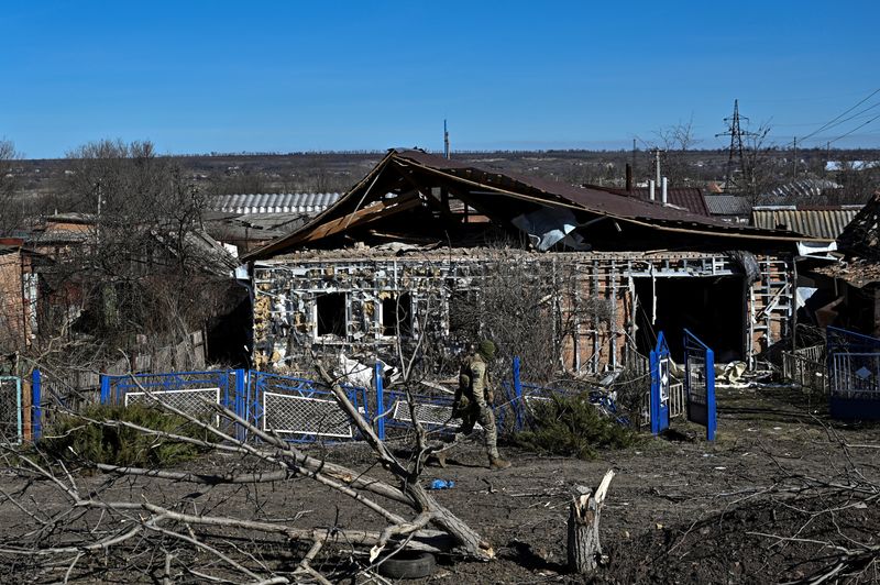 &copy; Reuters. A police officer walks past a damaged house in the frontline town of Orikhiv, amid Russia's attack on Ukraine, in Zaporizhzhia region, Ukraine February 28, 2024. REUTERS/Stringer
