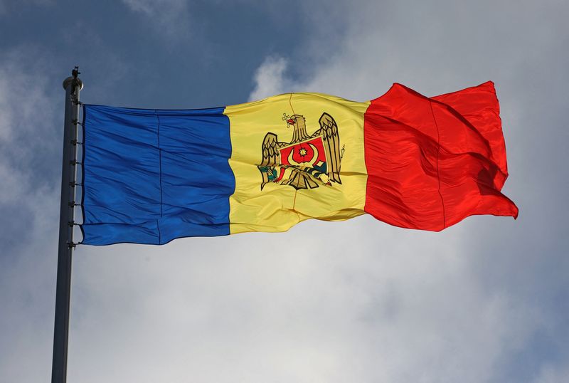 &copy; Reuters. Photo du drapeau moldave déployé lors d'une cérémonie à Chisinau, en Moldavie. /Photo prise le 27 avril 2023/REUTERS/Vladislav Culiomza