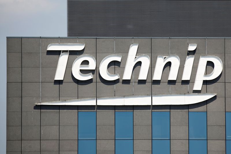 &copy; Reuters. Le logo du groupe français d'ingénierie pétrolière Technip est visible au sommet du siège de la société le dans le quartier financier et d'affaires de La Défense à Courbevoie près de Paris, en France, le 1er juin 2017/REUTERS/Charles Platiau
