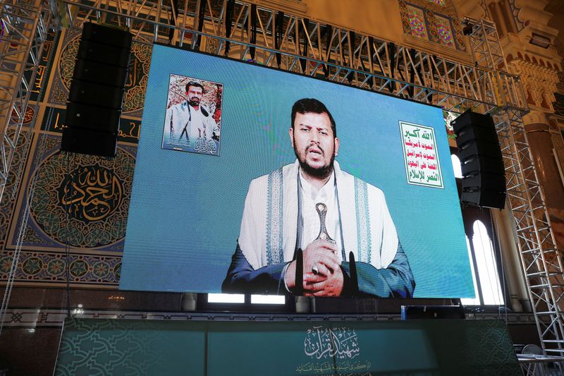 &copy; Reuters. زعيم الحوثيين عبد الملك الحوثي يخاطب أنصاره عبر رابط فيديو في مسجد الشعب (الصالح سابقا) في صنعاء باليمن في السادس من فبراير شباط 2024. تصوير: خا