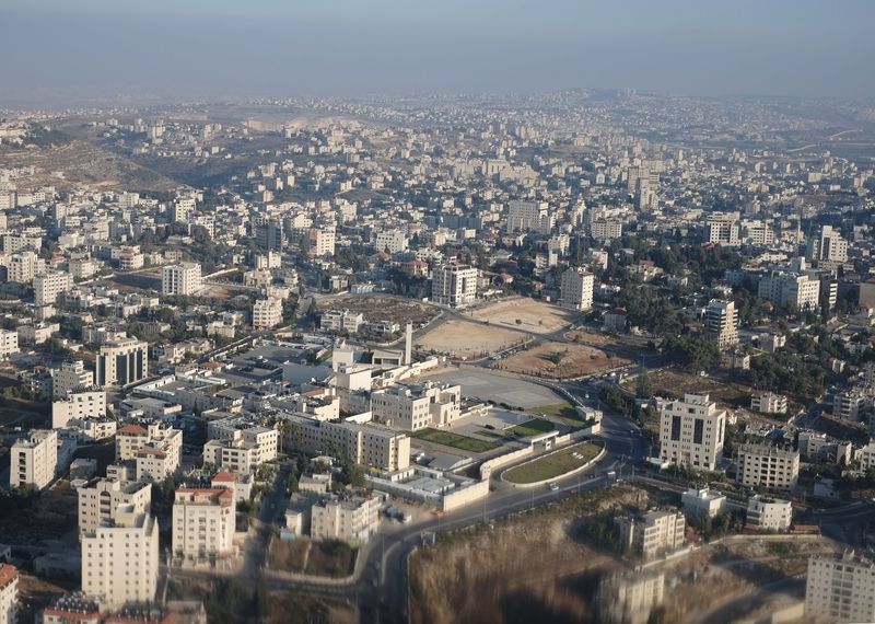 © Reuters. صورة من الجو تظهر مقر السلطة الفلسطينية في مدينة رام الله بالضفة الغربية المحتلة. صورة من أرشيف رويترز.