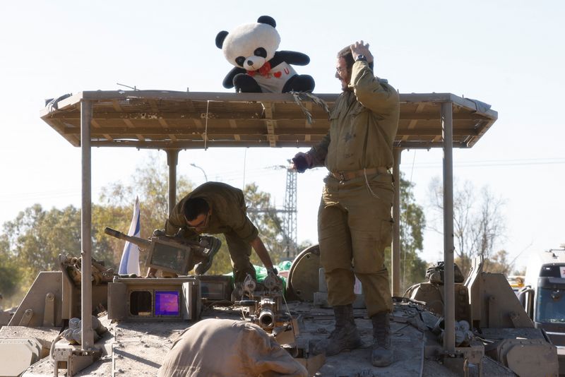 &copy; Reuters. An Israeli soldier stands atop a military vehicle after returning from the Gaza strip, amid the ongoing conflict between Israel and Palestinian Islamist group Hamas, in southern Israel, February 29, 2024. REUTERS/Amir Cohen