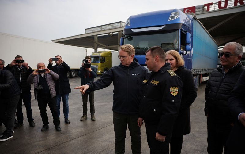 &copy; Reuters. هانز ليتينز رئيس الوكالة الأوروبية لحرس الحدود (فرونتكس) (يسار) يتحدث مع قائد شرطة الحدود البلغاري خلال زيارة لمعبر كابيتان أندرييفو على الح