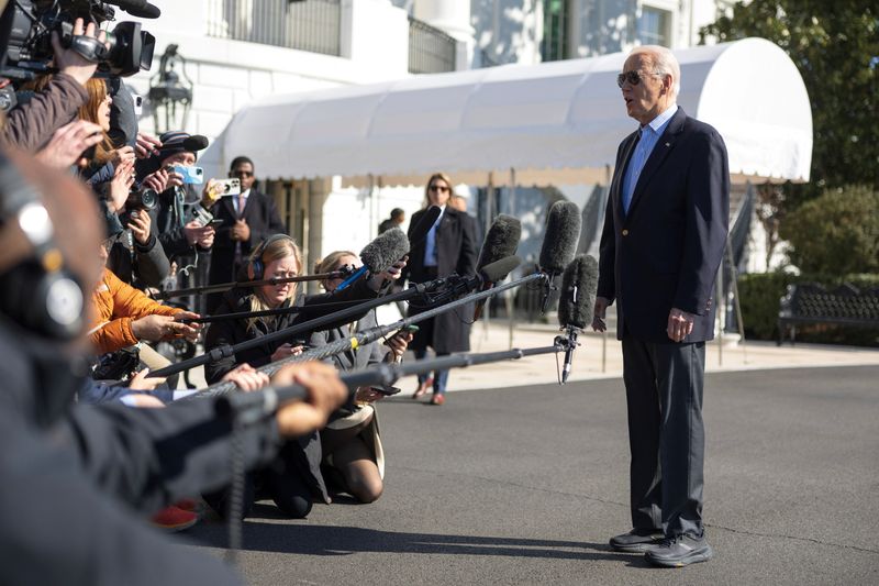 &copy; Reuters. الرئيس الأمريكي جو بايدن يتحدث إلى الصحفيين في البيت الأبيض بواشنطن يوم الخميس. تصوير: توم برينر - رويترز