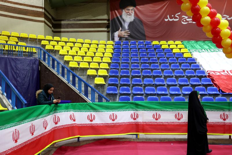 &copy; Reuters. صورة الزعيم الأعلى الإيراني آية الله علي خامنئي في خلفية إحدي الفعاليات الانتخابية قبل الانتخابات البرلمانية في طهران يوم 27 فبراير شباط 2024.
