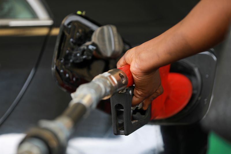 &copy; Reuters. FILE PHOTO: A gas station attendant pumps fuel into a customer's car at the NNPC Mega petrol station in Abuja, Nigeria March 19, 2020. REUTERS/Afolabi Sotunde/File Photo