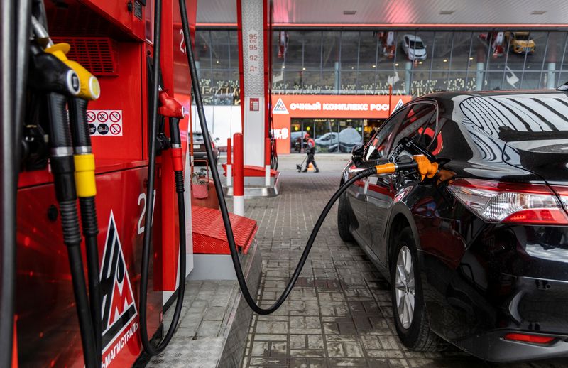 &copy; Reuters. FOTO DE ARCHIVO: Un surtidor de gasolina llena el depósito de un coche en una estación de servicio de la empresa Neftmagistral en Moscú, Rusia, 8 de septiembre de 2023. REUTERS/Maxim Shemetov