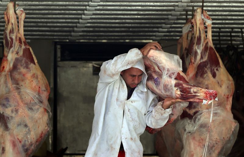 &copy; Reuters. Açougueiro descarrega carne de um caminhão do lado de fora de um açougue em São Paulo, Brasil
27/07/2017
REUTERS/Paulo Whitaker