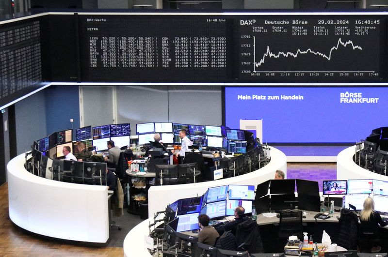 &copy; Reuters. شاشة إلكترونية تعرض بيانات مؤشر داكس الألماني في بورصة فرانكفورت يوم الخميس. تصوير: رويترز