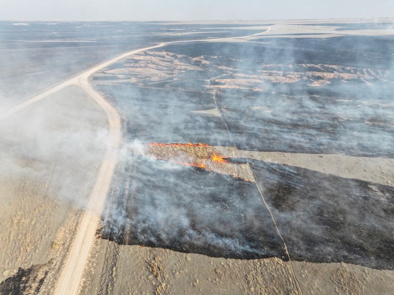 &copy; Reuters. FILE PHOTO: A drone view of the grasslands burning from the Smokehouse Creek Fire in Roberts County, Texas, U.S., February 28, 2024. REUTERS/Nathan Frandino/File Photo