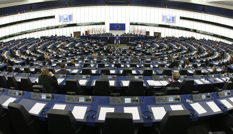 &copy; Reuters. Des membres du Parlement européen assistent à une cérémonie pour célébrer le 10e anniversaire de la monnaie commune européenne au Parlement européen à Strasbourg le 13 janvier 2009/REUTERS/Vincent Kessler