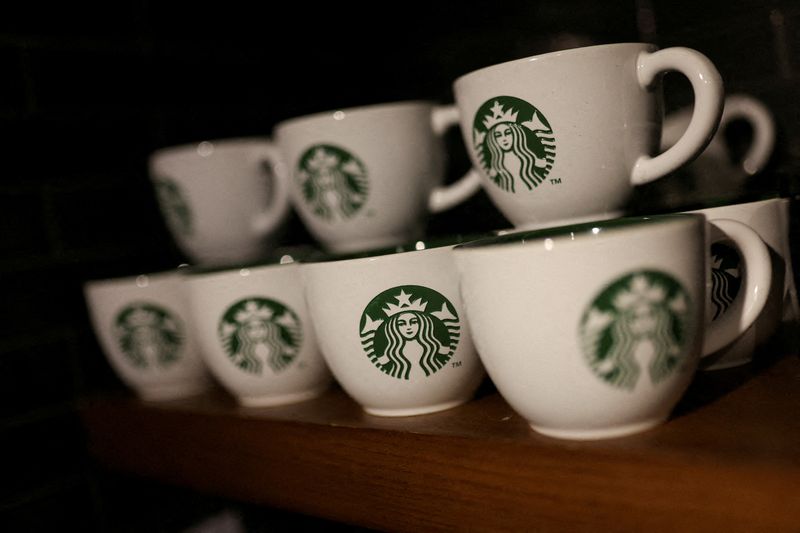 &copy; Reuters. FILE PHOTO: Branded coffee mugs are displayed in Starbucks' outlet at a market in New Delhi, India, May 30, 2023. REUTERS/Anushree Fadnavis/File Photo/File Photo