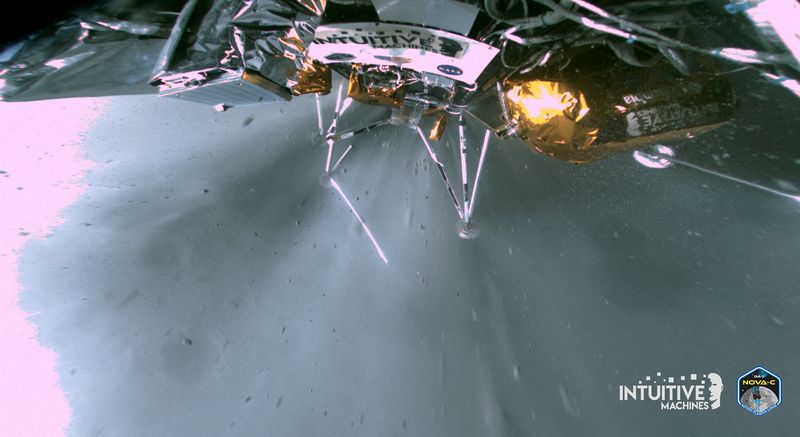 © Reuters. FILE PHOTO: The landing strut of Intuitive Machines' Odysseus lunar lander absorbs first contact with the lunar surface during its landing at the Malapert A site on the Moon, as the liquid methane and liquid oxygen engine continues to throttle February 22, 2024. Intuitive Machines/Handout via REUTERS?File Photo