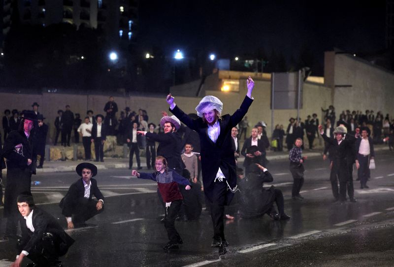 &copy; Reuters. FILE PHOTO: Ultra-Orthodox Jewish men protest against attempts to change government policy that grants ultra-Orthodox Jews exemptions from military conscription in Jerusalem February 26, 2024. REUTERS/Ronen Zvulun/File Photo