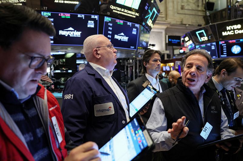 &copy; Reuters. متداولون يعملون في بورصة نيويورك الأمريكية يوم الخميس. تصوير: برندان مكدرميد - رويترز