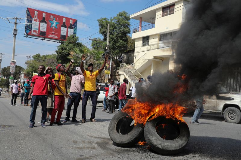 &copy; Reuters. محتجون خلال احتجاجات للمطالبة بإقالة رئيس وزراء هايتي أرييل هنري أمام السفارة الكندية في مدينة بورت او برنس  يوم 25 فبراير شباط 2024. تصوير: رال