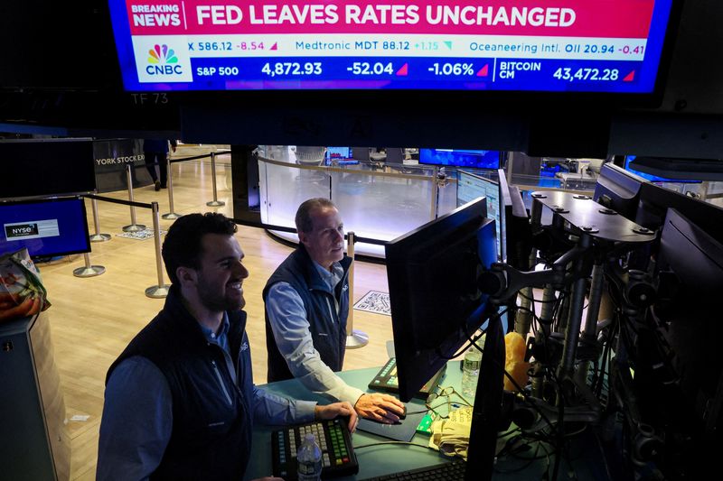 &copy; Reuters. FILE PHOTO: Traders react as a screen displays the Fed rate announcement on the floor of the New York Stock Exchange (NYSE) in New York City, U.S., January 31, 2024.  REUTERS/Brendan McDermid/File Photo