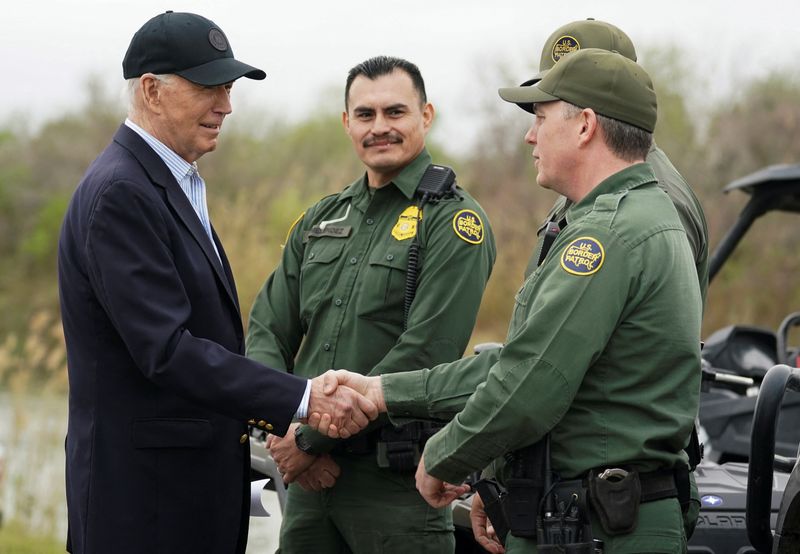 © Reuters. U.S. President Joe Biden greets members of the U.S. Border Patrol at the U.S.-Mexico border in Brownsville, Texas, U.S., February 29, 2024. REUTERS/Kevin Lamarque  