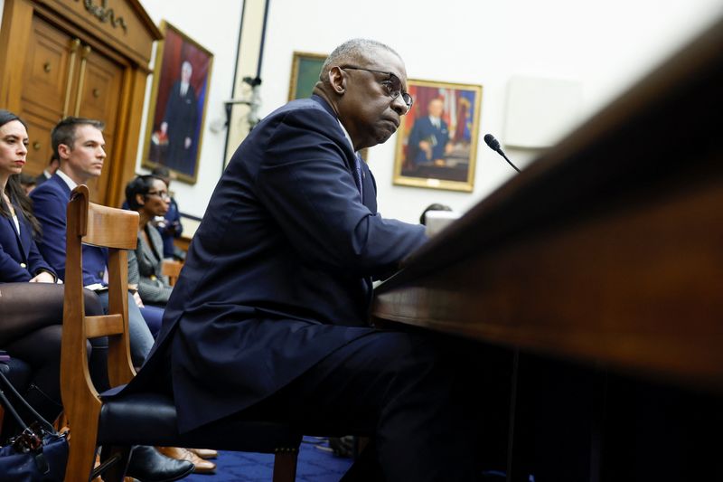 © Reuters. U.S. Defense Secretary Lloyd Austin testifies before a House Armed Services Committee hearing about his failure to disclose his cancer diagnosis and subsequent hospitalizations, on Capitol Hill in Washington, U.S., February 29, 2024. REUTERS/Evelyn Hockstein