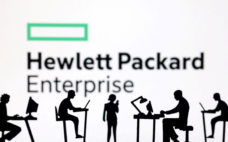 &copy; Reuters. Figurines with computers and smartphones are seen in front of Hewlett Packard Enterprise logo in this illustration taken, February 19, 2024. REUTERS/Dado Ruvic/Illustration