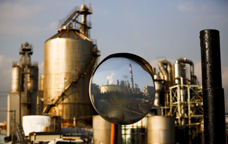 &copy; Reuters. FOTO DE ARCHIVO. Una fábrica se ve reflejada en un espejo en la zona industrial de Keihin, en Kawasaki, al sur de Tokio. Noviembre, 2015. REUTERS/Thomas Peter